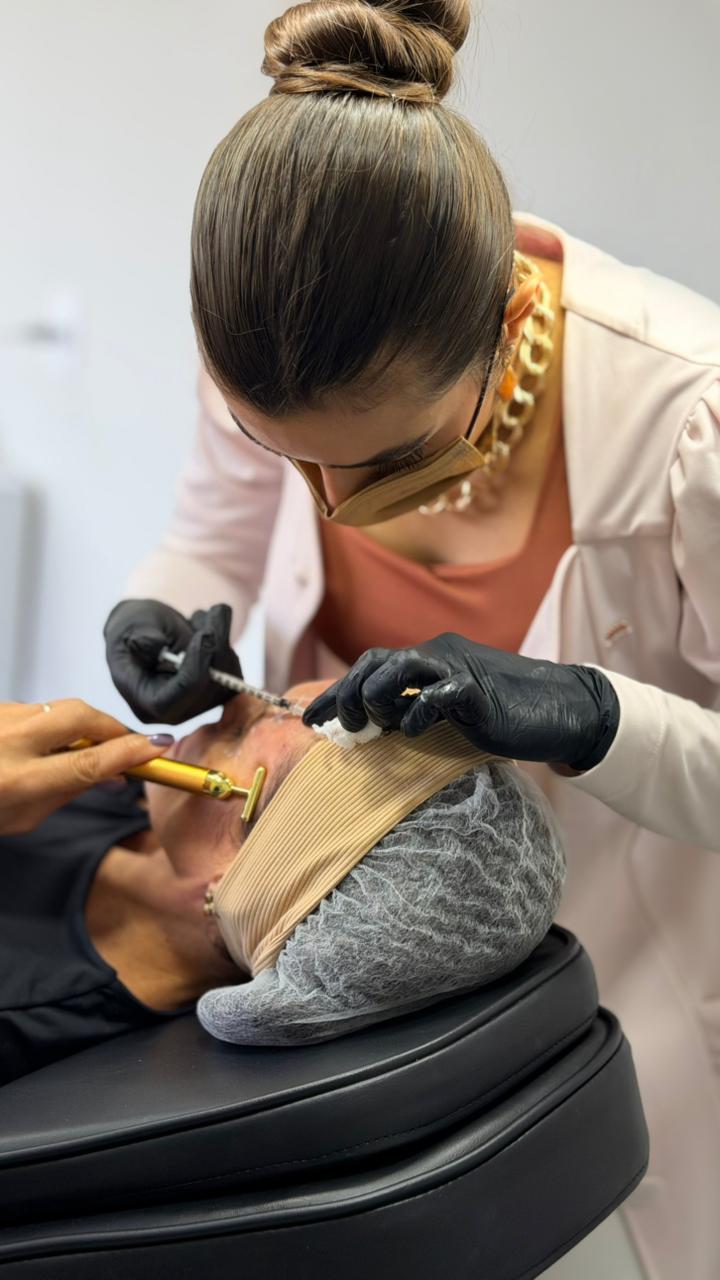 Raiane Neves realizando procedimento
